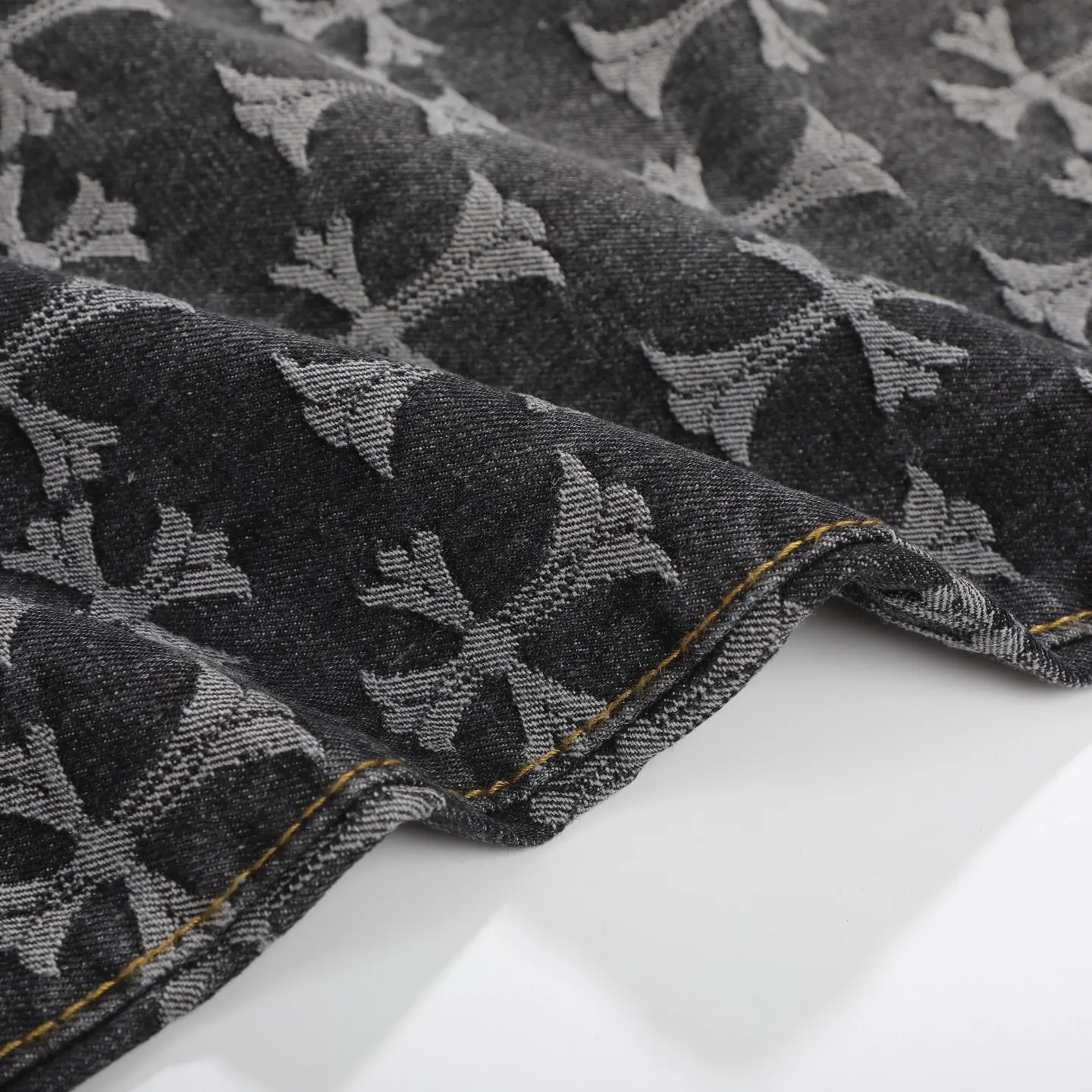 P220 [Black] Chrome Hearts｜Chrome Hearts CH all-over jacquard bootcut jeans - the same style as those of Internet celebrities. Cross-printed jeans, with unique cross design elements and all-over printing, full of design. It is made of 100% denim cotton fabric with heavy coarse yarn count, which ensures a stiff and tough silhouette while being soft, comfortable and breathable. The lapel is designed with silver buttons and is full of texture.  The classic dark yellow cross logo is all over the pants. They are generous and full of personality without being exaggerated. They are perfect for spring and summer!    Custom hardware! Same style for couples!  The three standards are complete, and the non-market version of the same style for men and women is free to compare and the quality is absolutely guaranteed. Size: 28/30/32/34/36 (s-xxl) Waist: 72/77/82/87/92 Knee: 55/56.5/58/59.5/61 Pants length: 103.5/110.5/107.5/109.5/111.5